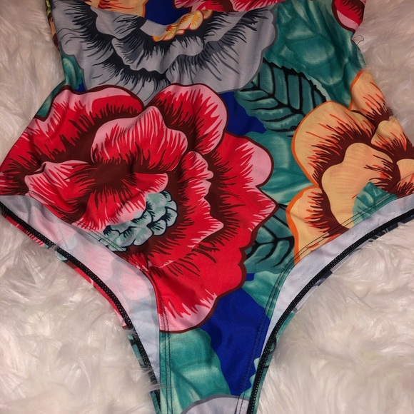 Off the shoulder floral swimsuit - Picture 9 of 9